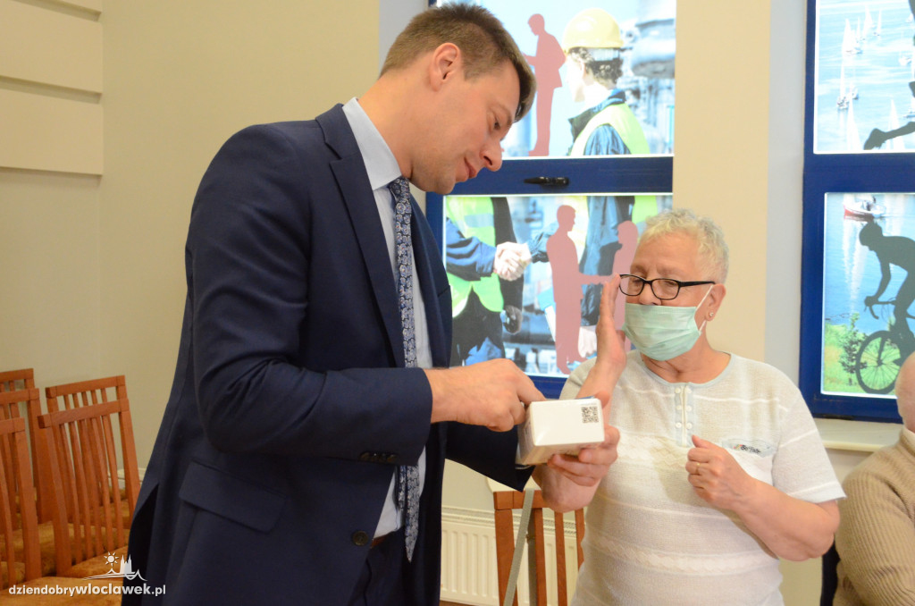 Seniorzy dostali bransoletki życia