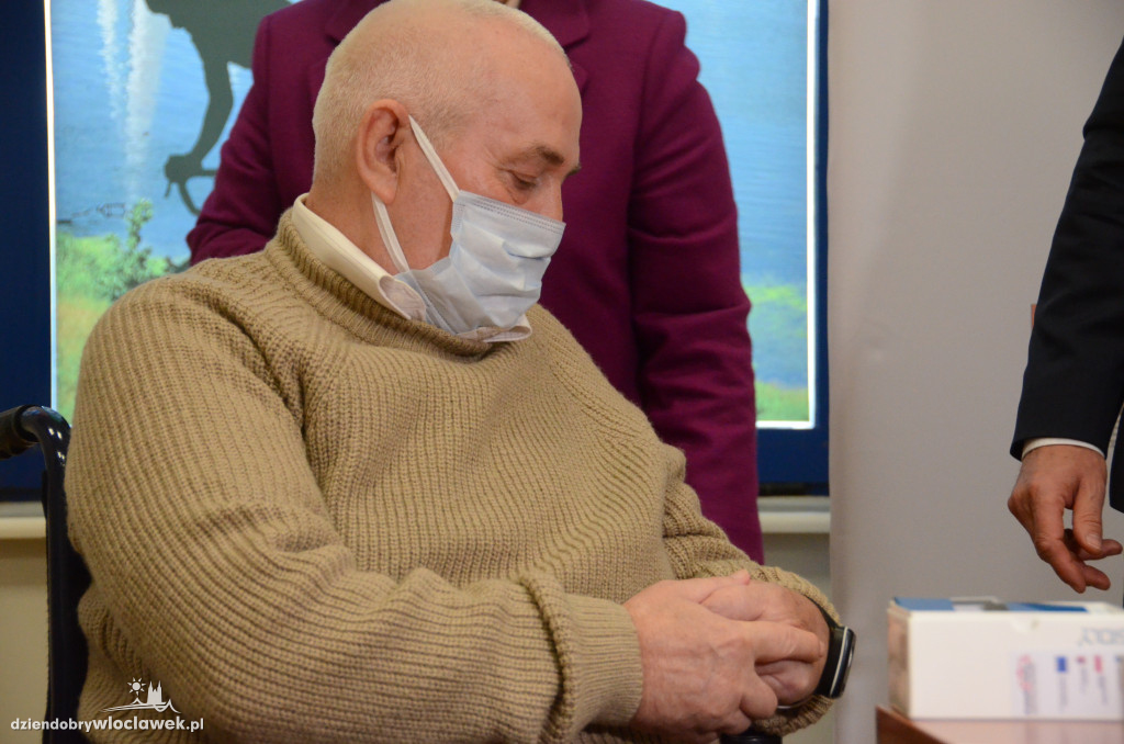 Seniorzy dostali bransoletki życia