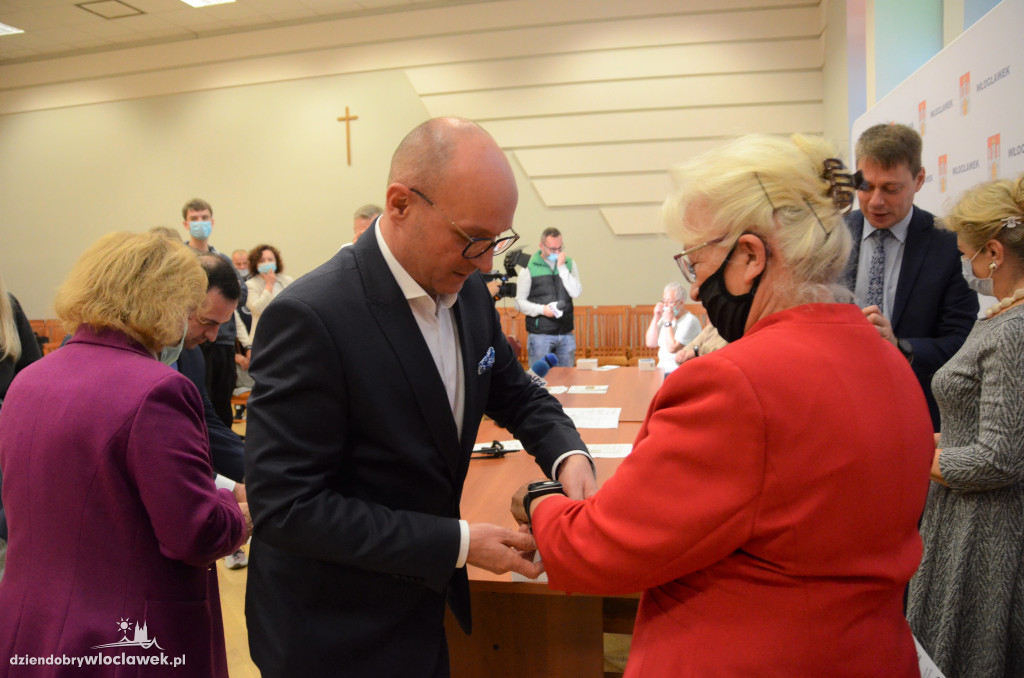Seniorzy dostali bransoletki życia