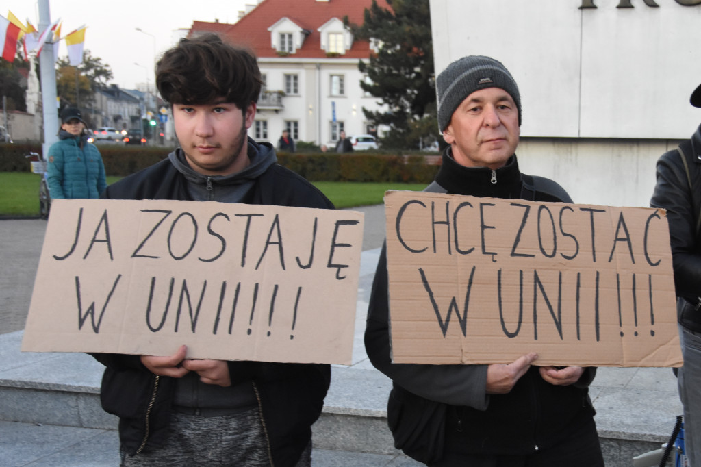 Chcą Polski w UE. Manifestacja na pl. Wolności