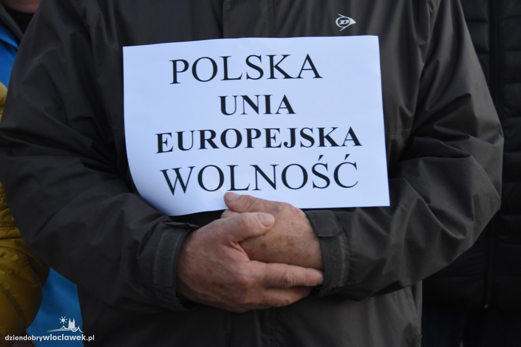Chcą Polski w UE. Manifestacja na pl. Wolności