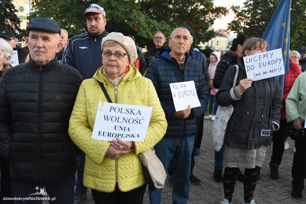 Chcą Polski w UE. Manifestacja na pl. Wolności