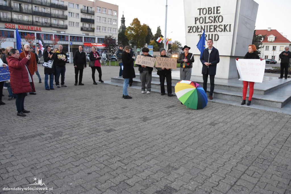 Chcą Polski w UE. Manifestacja na pl. Wolności