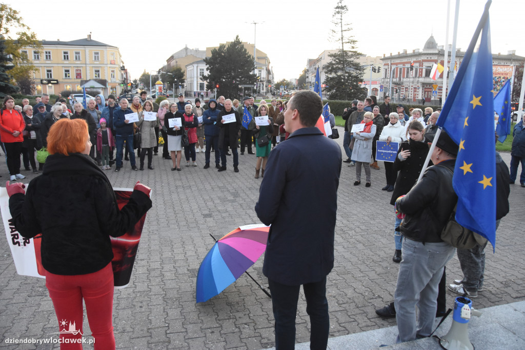 Chcą Polski w UE. Manifestacja na pl. Wolności