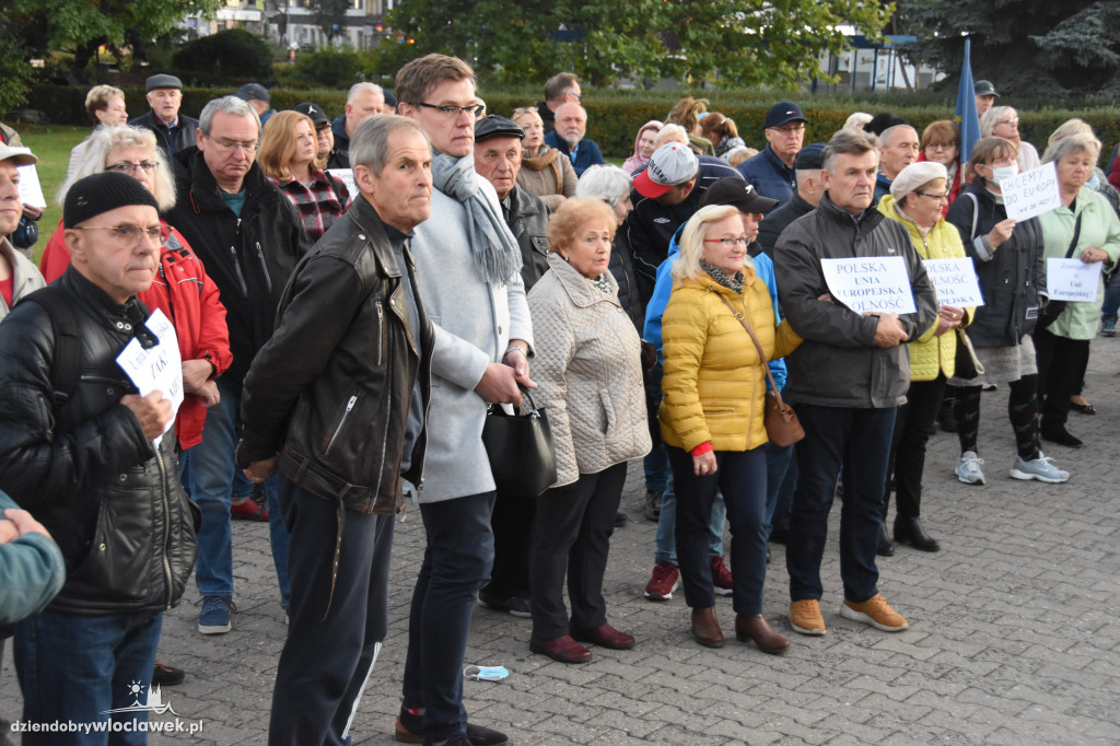 Chcą Polski w UE. Manifestacja na pl. Wolności