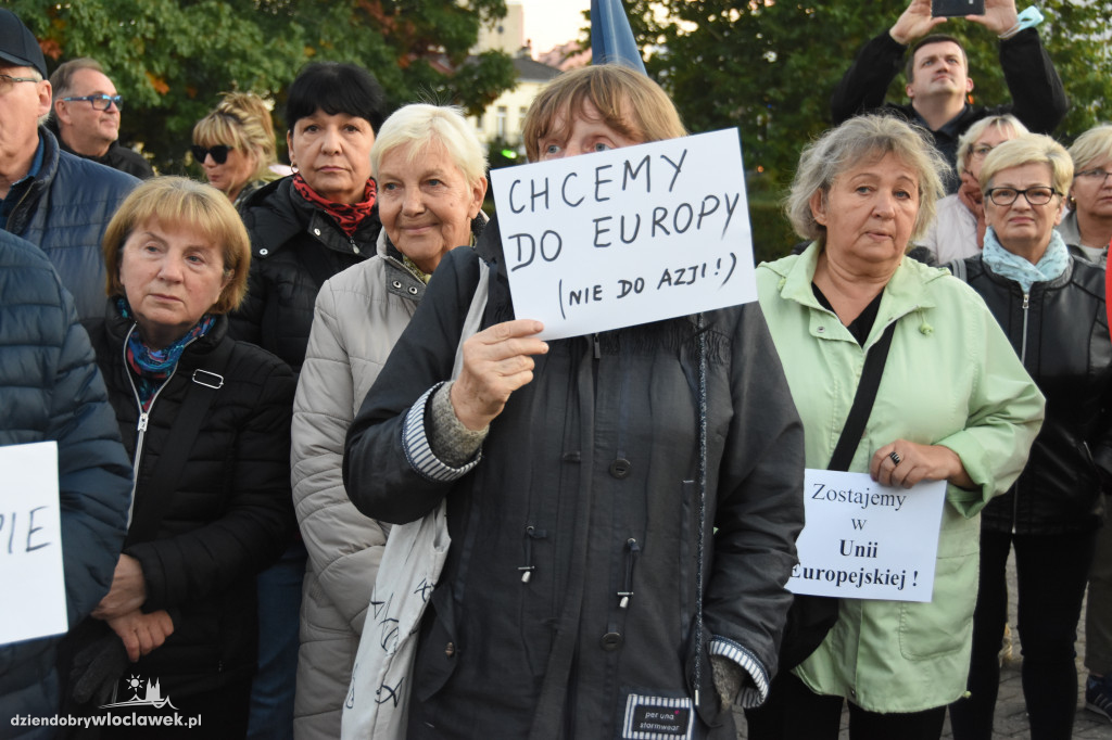Chcą Polski w UE. Manifestacja na pl. Wolności