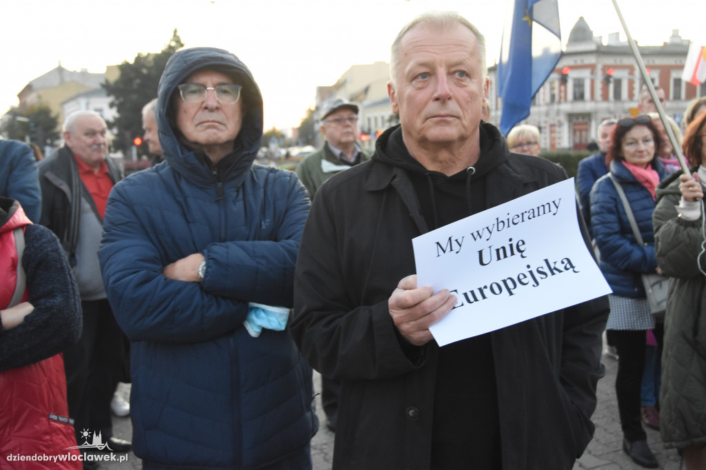 Chcą Polski w UE. Manifestacja na pl. Wolności