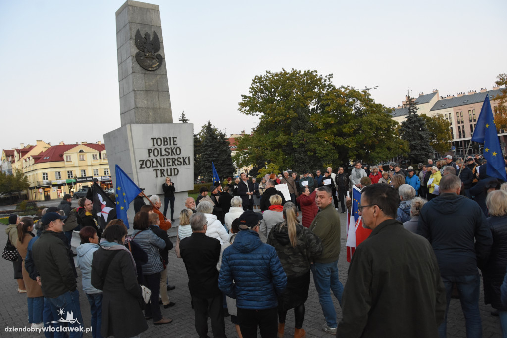 Chcą Polski w UE. Manifestacja na pl. Wolności