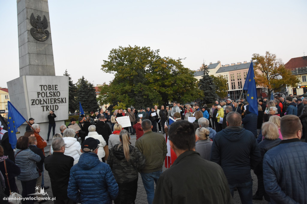 Chcą Polski w UE. Manifestacja na pl. Wolności