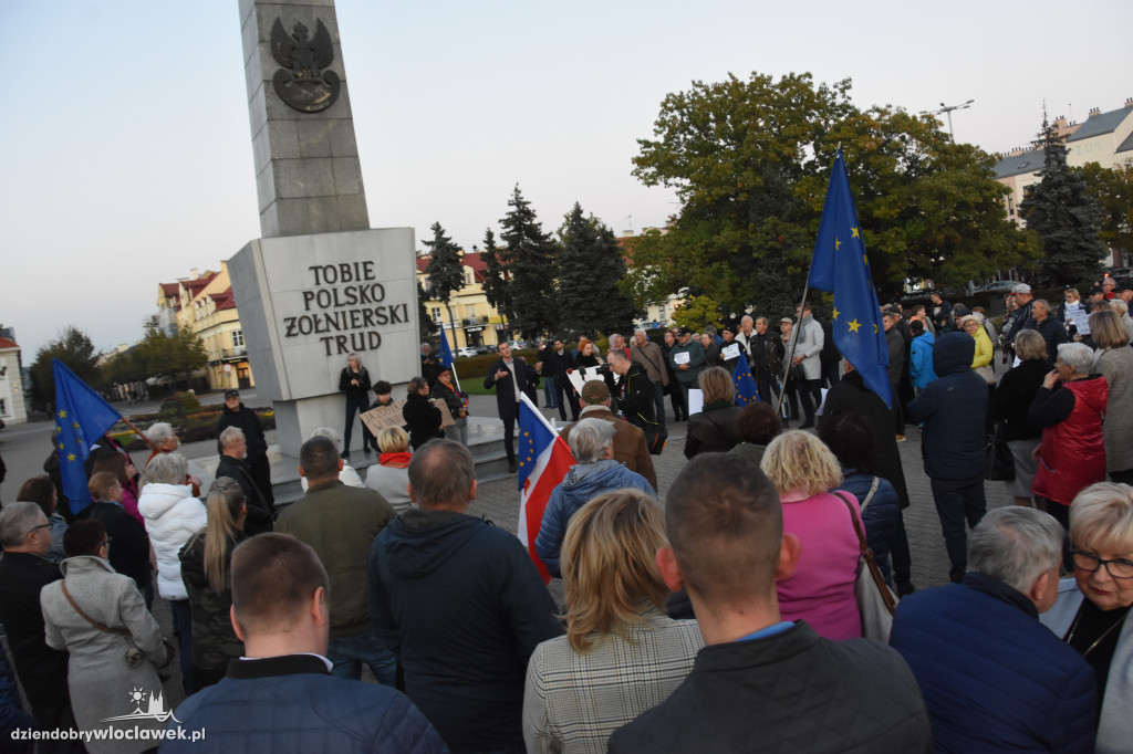 Chcą Polski w UE. Manifestacja na pl. Wolności