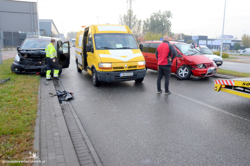 Auto firmy pogrzebowej uczestnikiem kraksy na al. Chopina