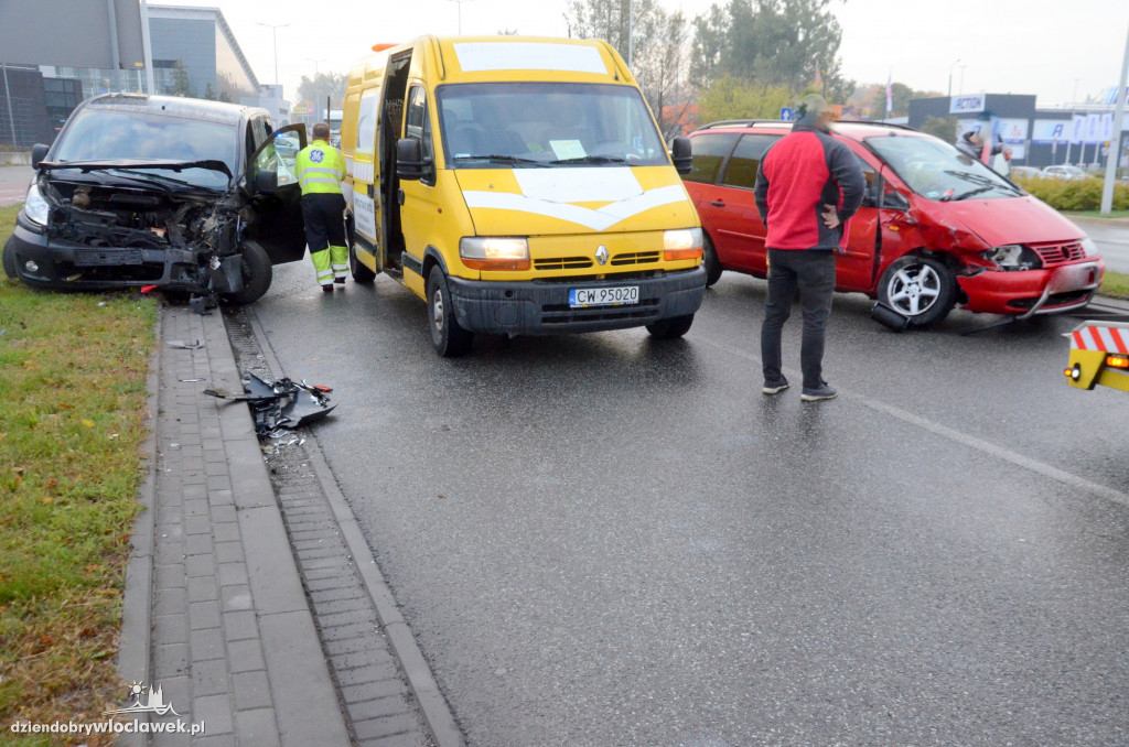 Auto firmy pogrzebowej uczestnikiem kraksy na al. Chopina
