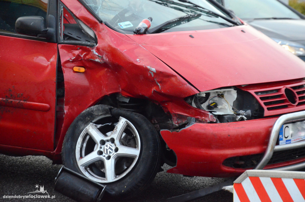 Auto firmy pogrzebowej uczestnikiem kraksy na al. Chopina