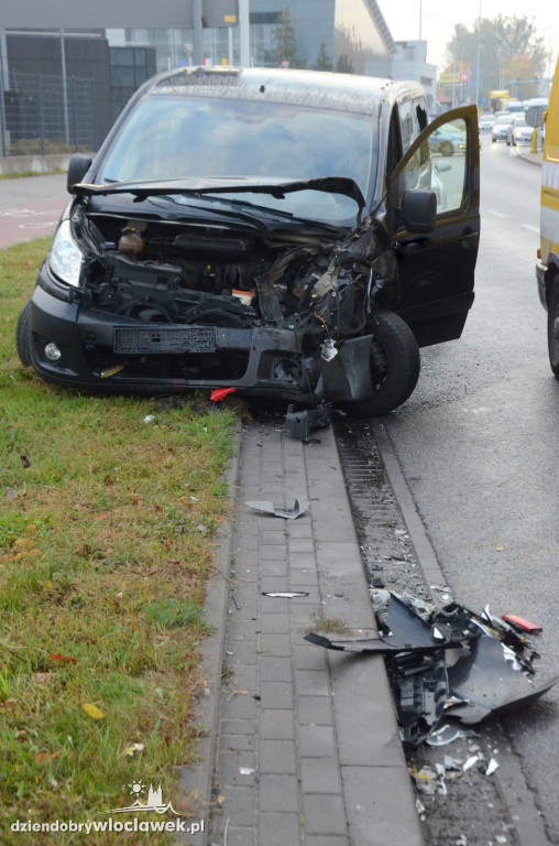 Auto firmy pogrzebowej uczestnikiem kraksy na al. Chopina