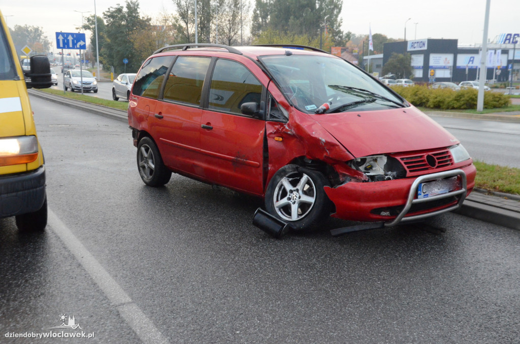 Auto firmy pogrzebowej uczestnikiem kraksy na al. Chopina