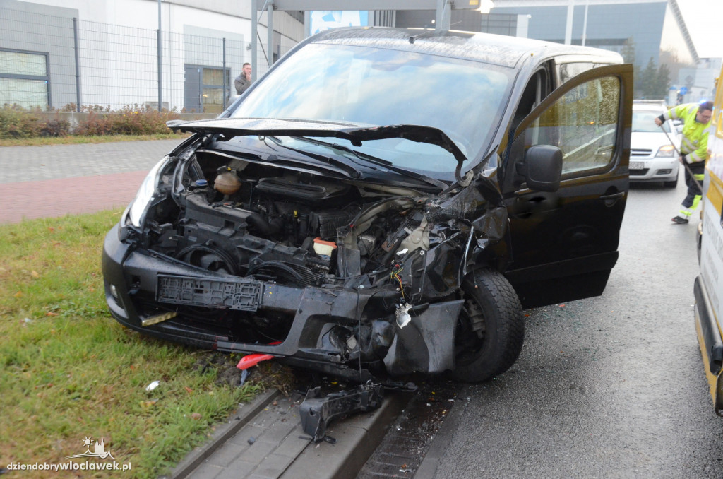 Auto firmy pogrzebowej uczestnikiem kraksy na al. Chopina