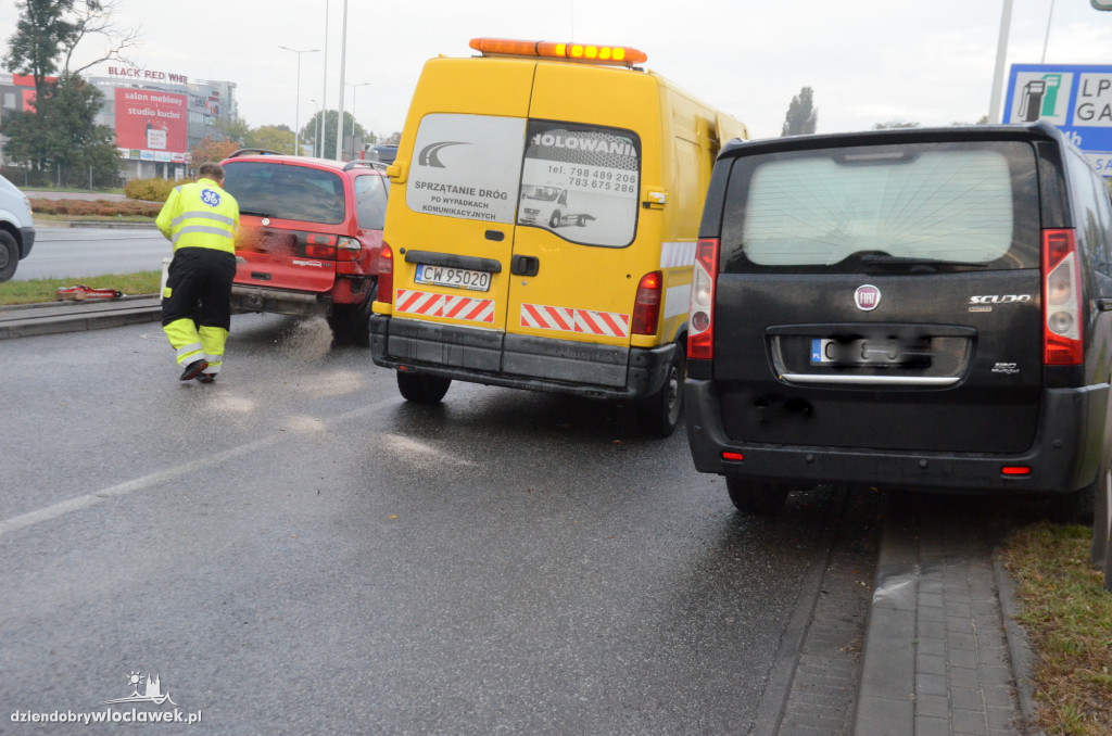 Auto firmy pogrzebowej uczestnikiem kraksy na al. Chopina