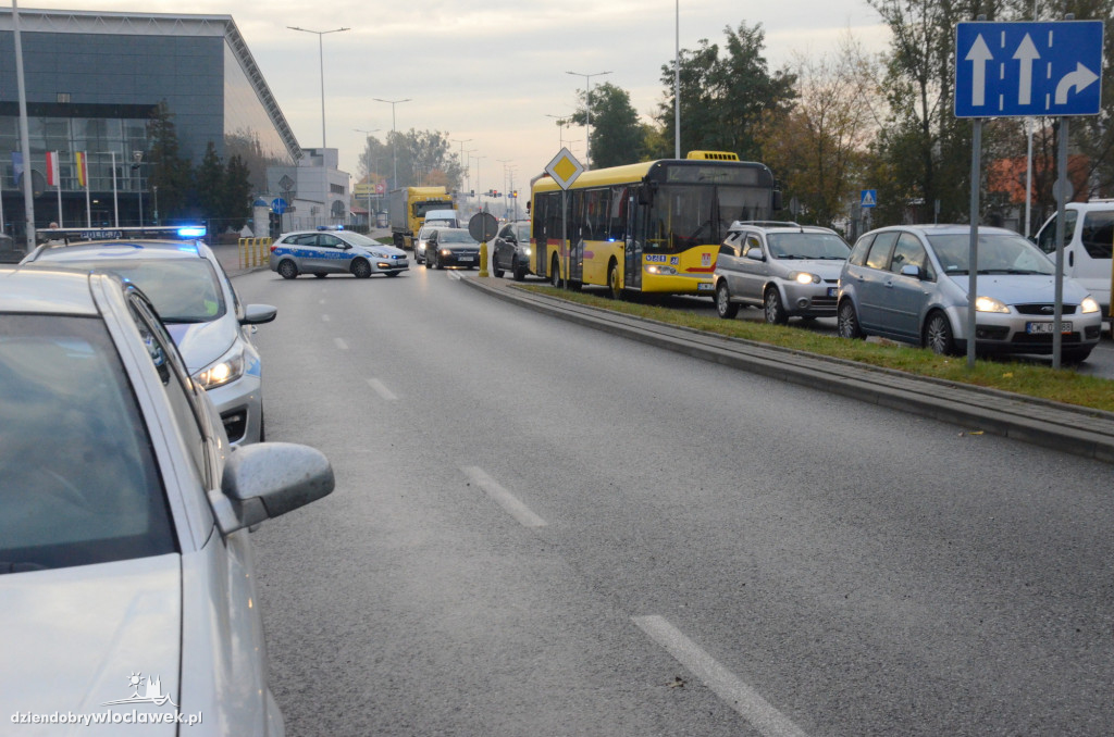 Auto firmy pogrzebowej uczestnikiem kraksy na al. Chopina