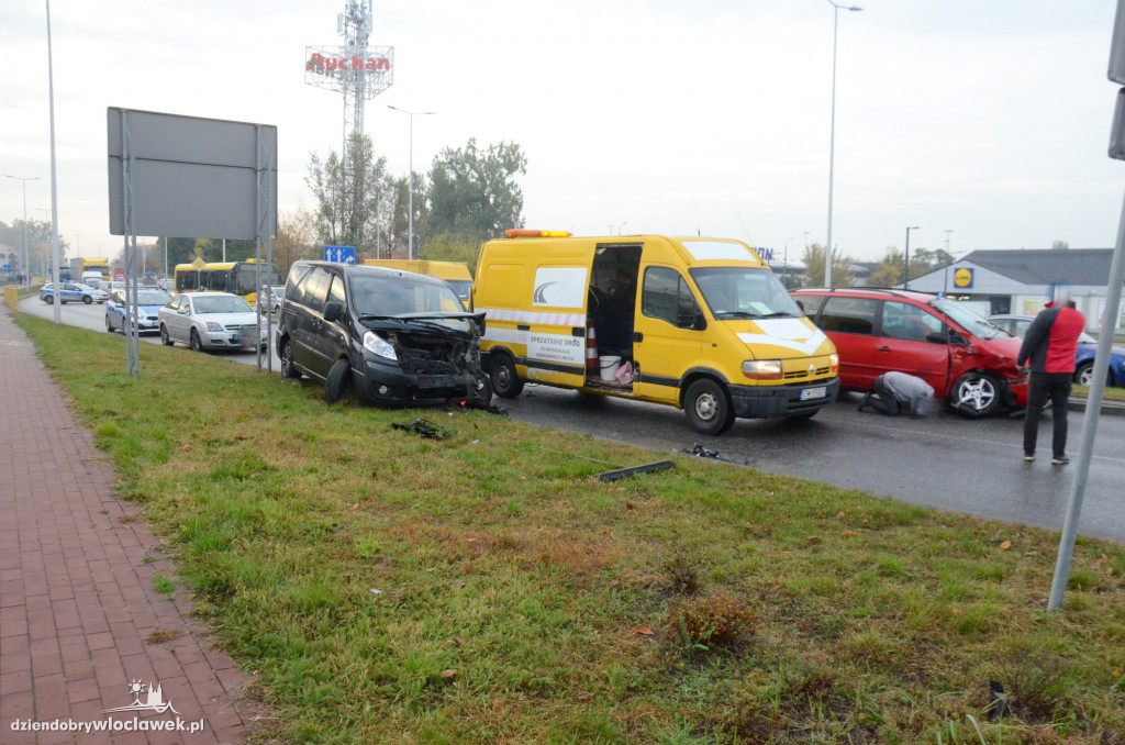 Auto firmy pogrzebowej uczestnikiem kraksy na al. Chopina