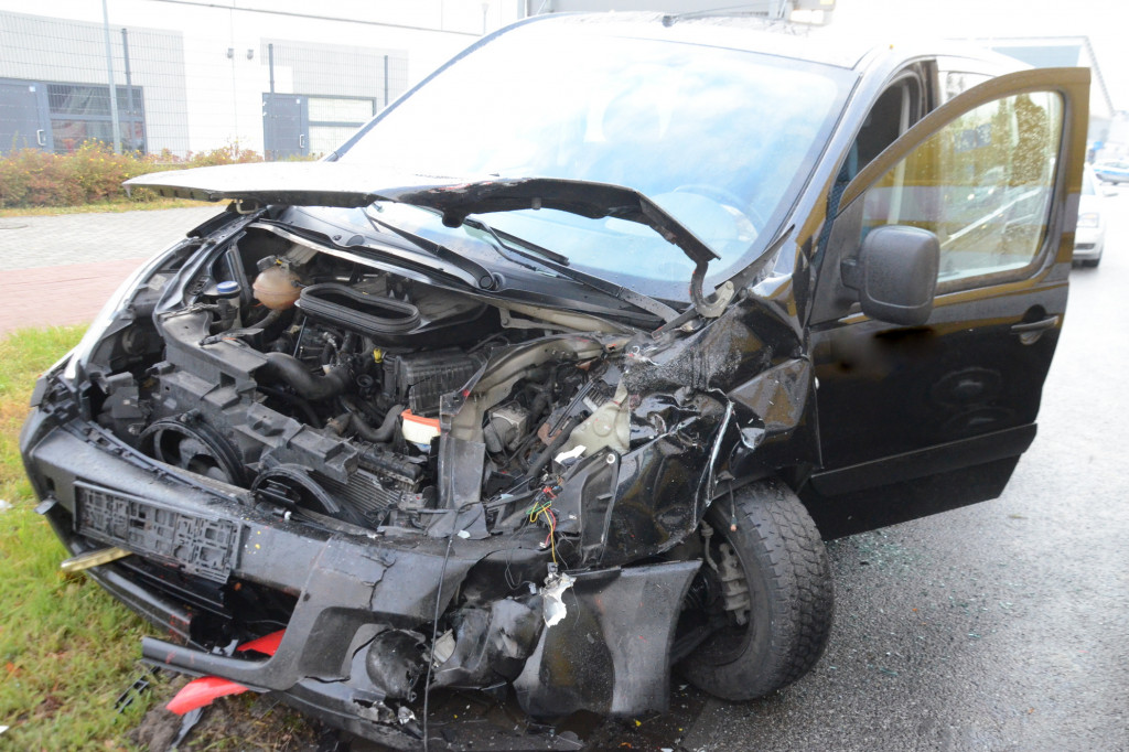 Auto firmy pogrzebowej uczestnikiem kraksy na al. Chopina