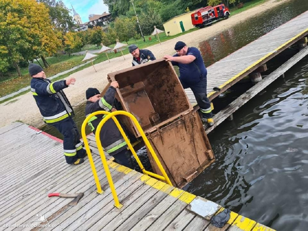 Wandale wrzucili do jeziora śmieci