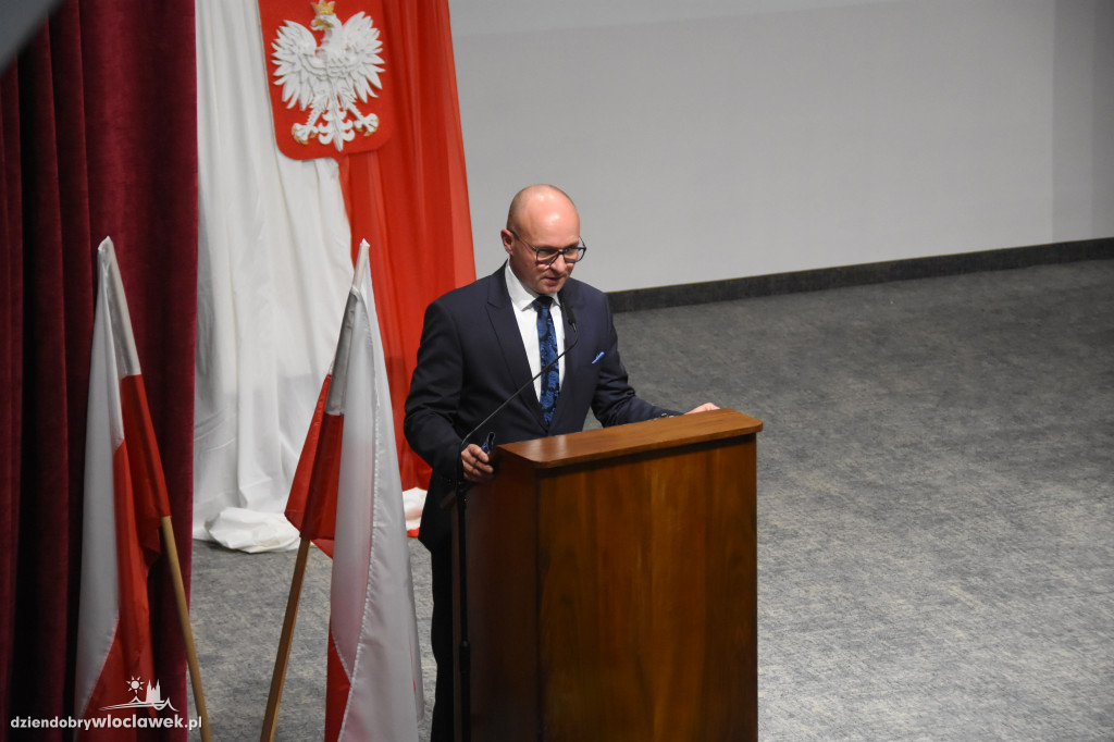 Wręczenie odznaczeń i nagród pracownikom oświaty