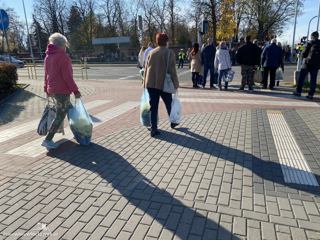 Włocławianie odwiedzają groby bliskich