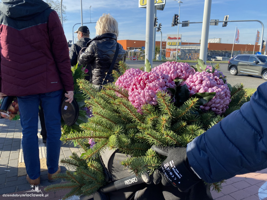 Włocławianie odwiedzają groby bliskich