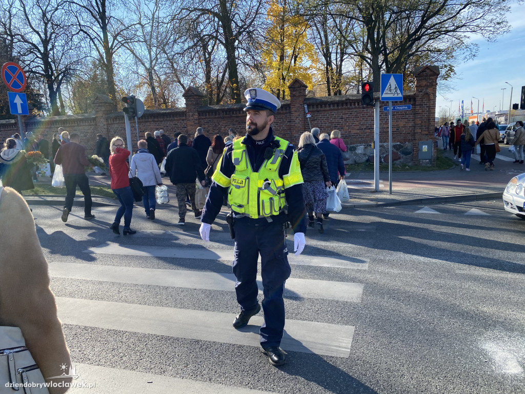 Włocławianie odwiedzają groby bliskich