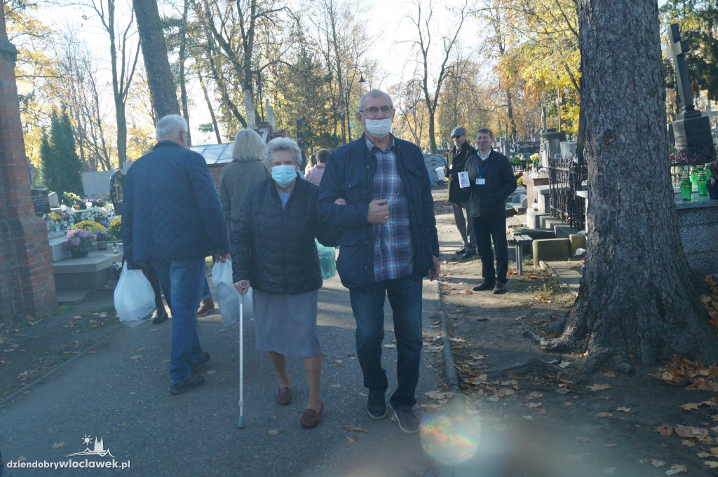 Włocławianie odwiedzają groby bliskich