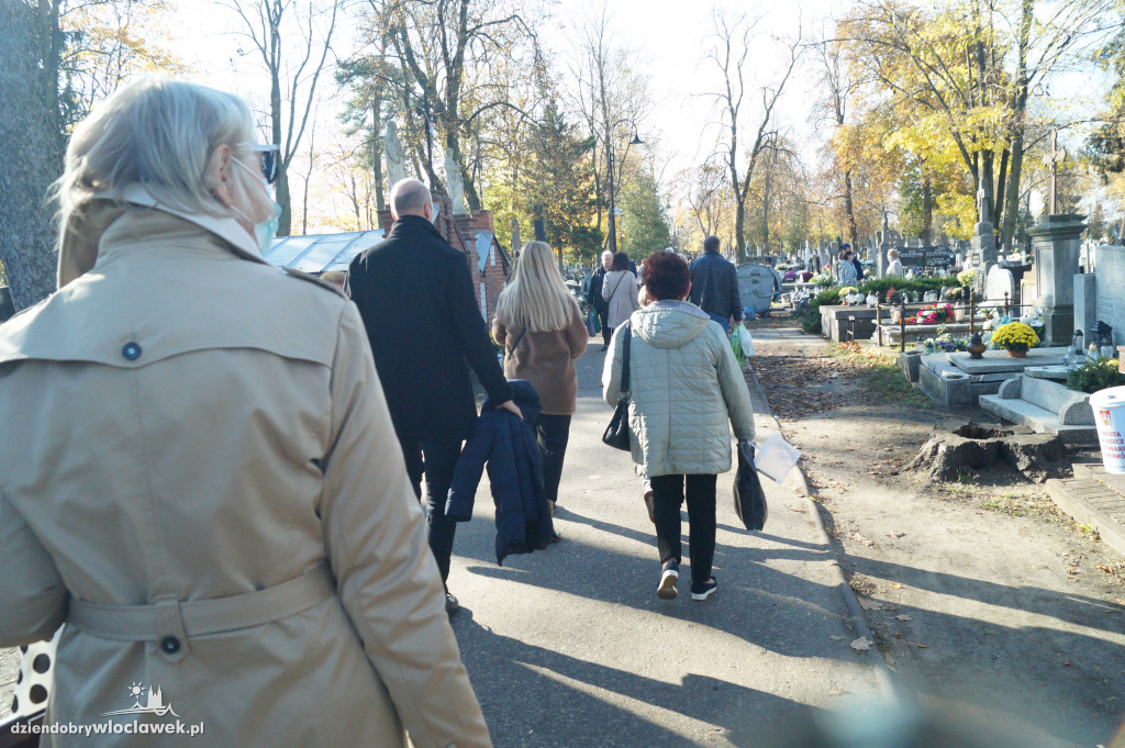 Włocławianie odwiedzają groby bliskich