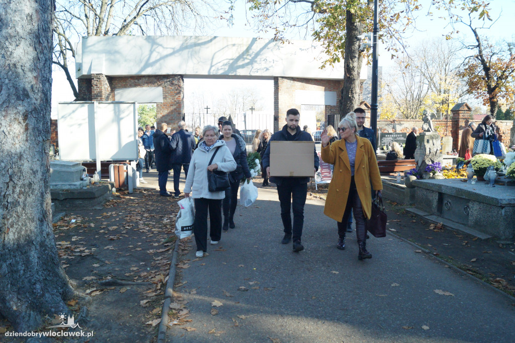 Włocławianie odwiedzają groby bliskich