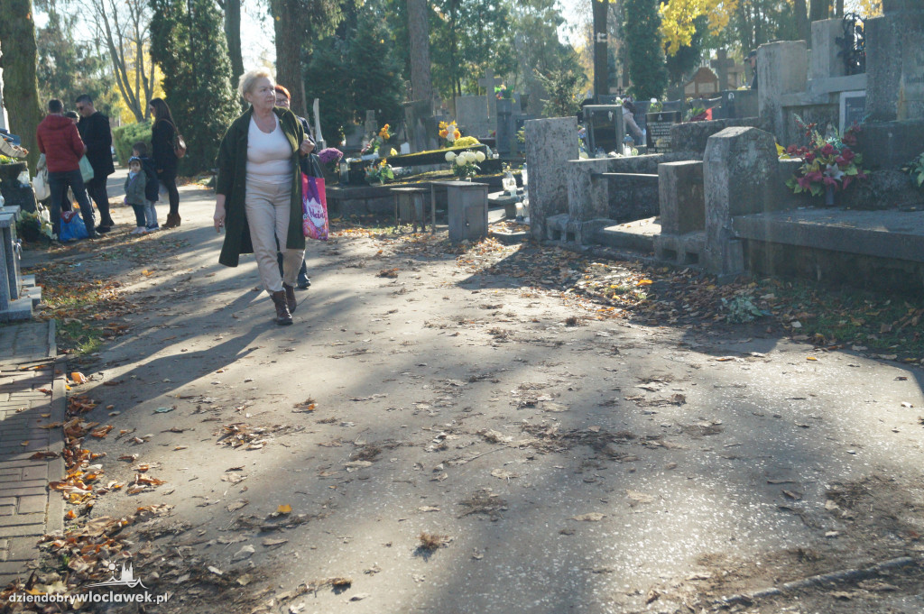 Włocławianie odwiedzają groby bliskich