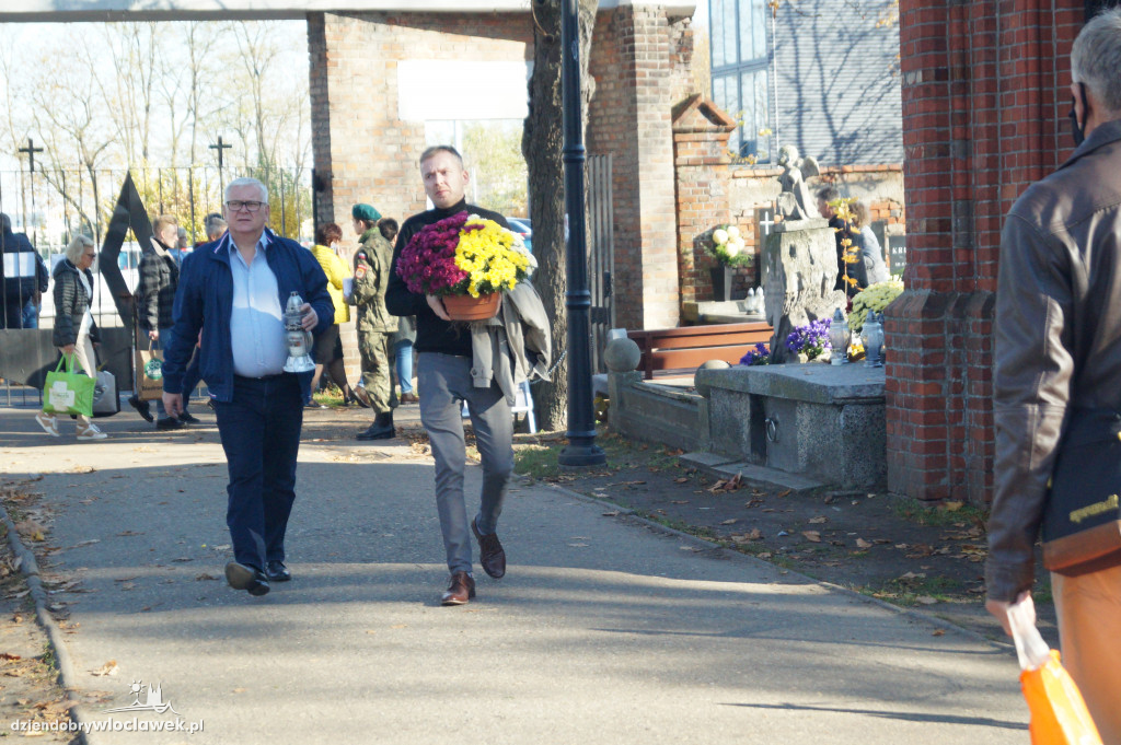 Włocławianie odwiedzają groby bliskich