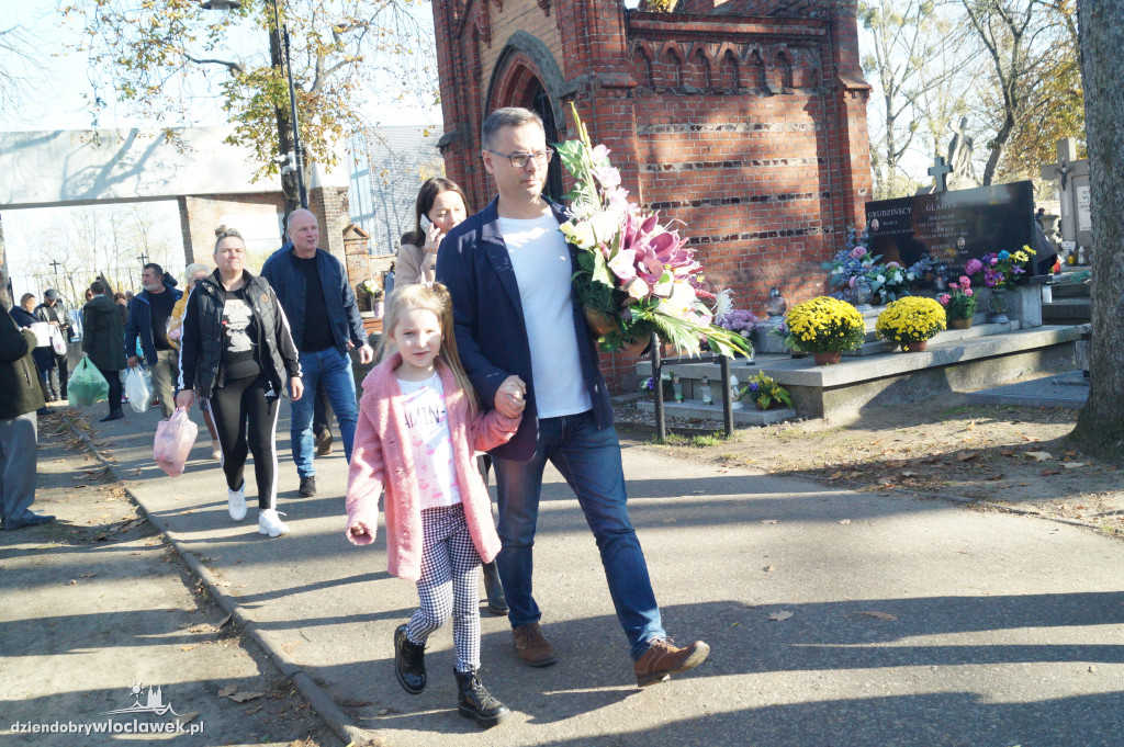 Włocławianie odwiedzają groby bliskich