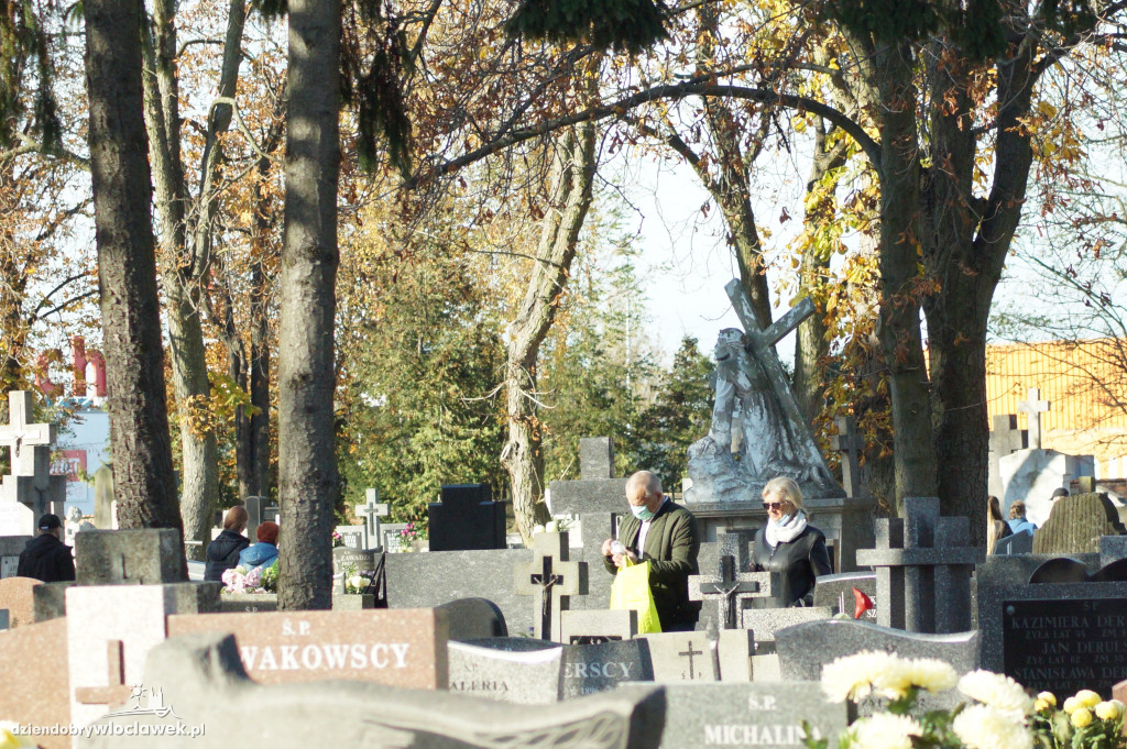 Włocławianie odwiedzają groby bliskich