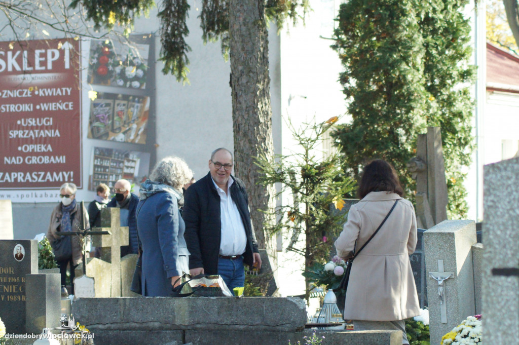 Włocławianie odwiedzają groby bliskich