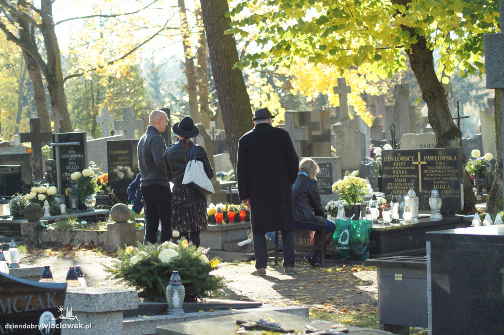 Włocławianie odwiedzają groby bliskich