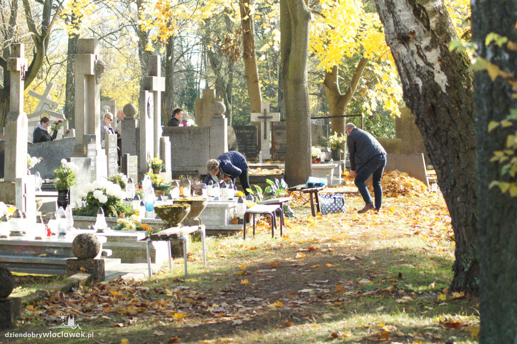 Włocławianie odwiedzają groby bliskich