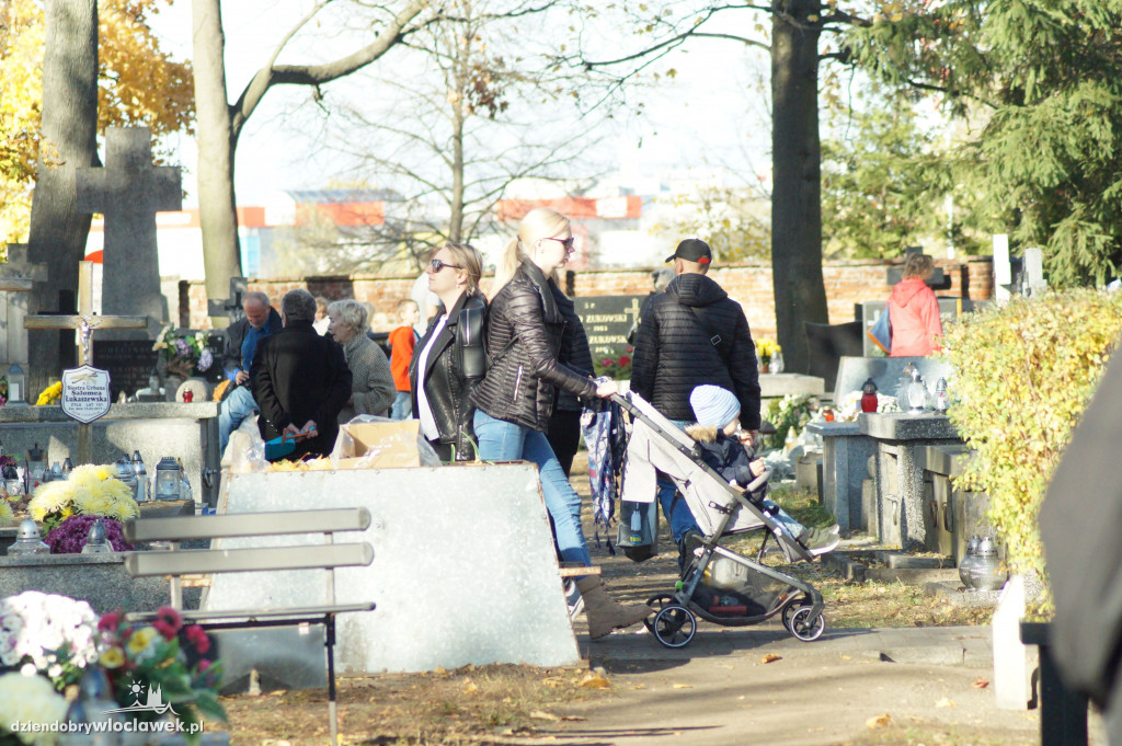 Włocławianie odwiedzają groby bliskich