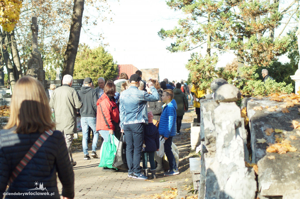 Włocławianie odwiedzają groby bliskich