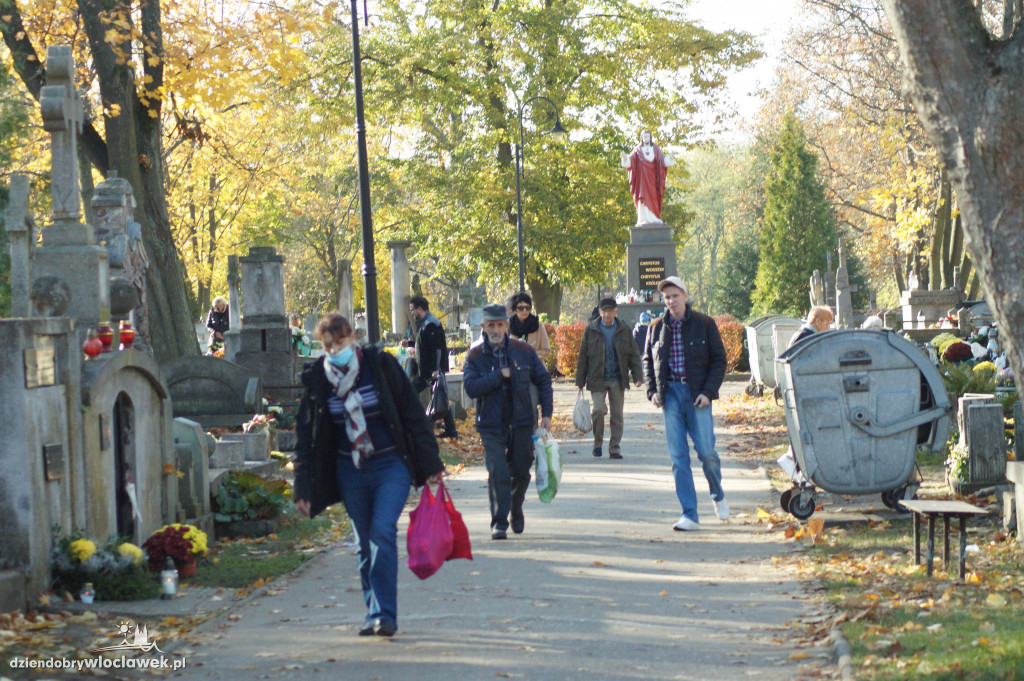 Włocławianie odwiedzają groby bliskich
