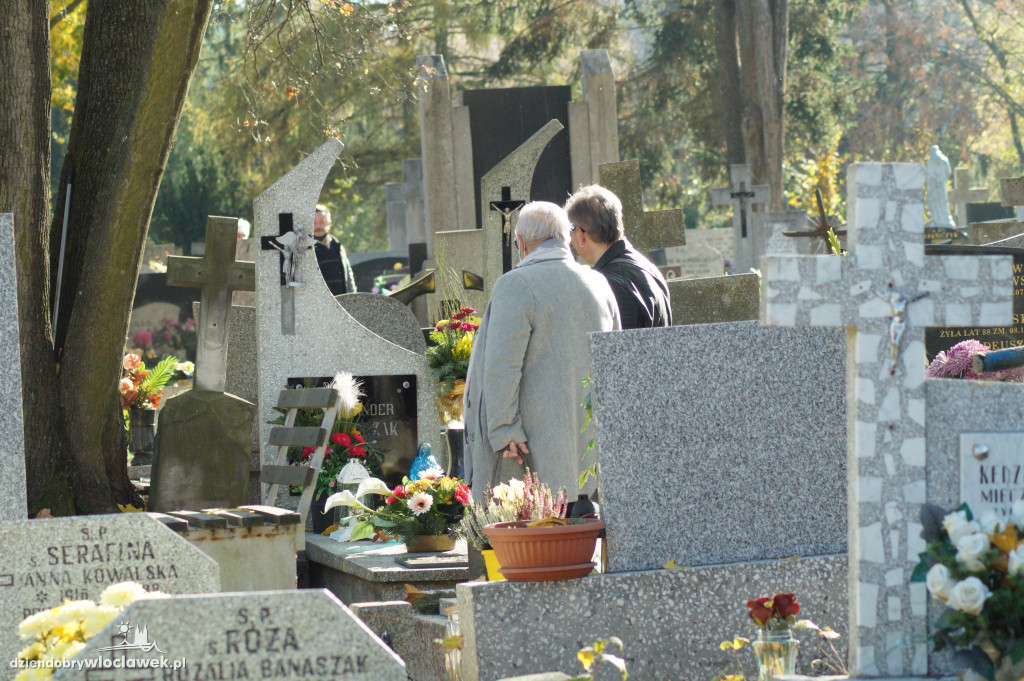 Włocławianie odwiedzają groby bliskich