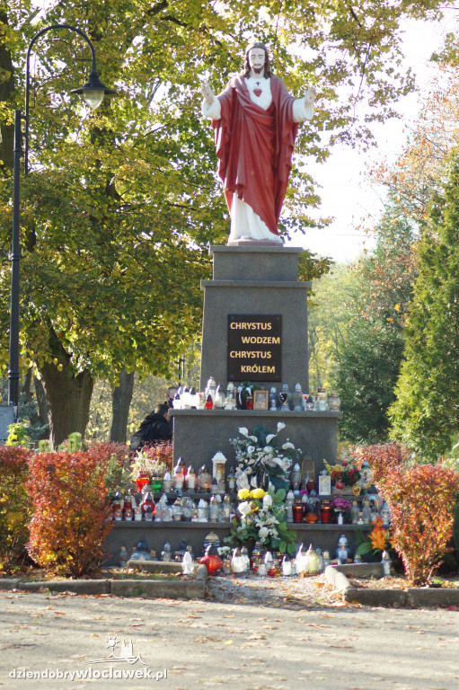 Włocławianie odwiedzają groby bliskich
