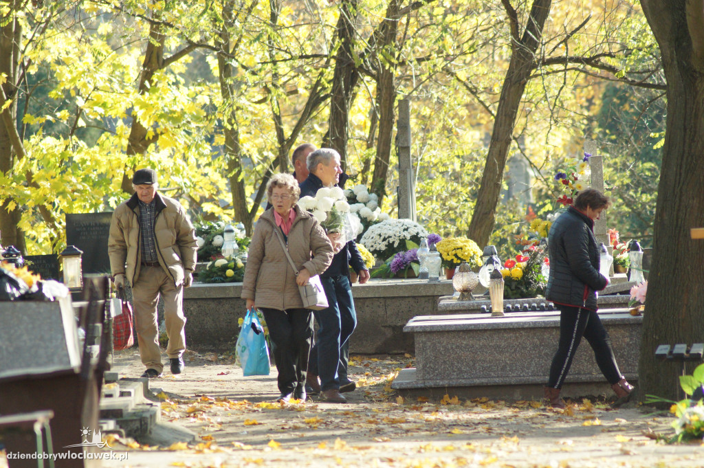 Włocławianie odwiedzają groby bliskich