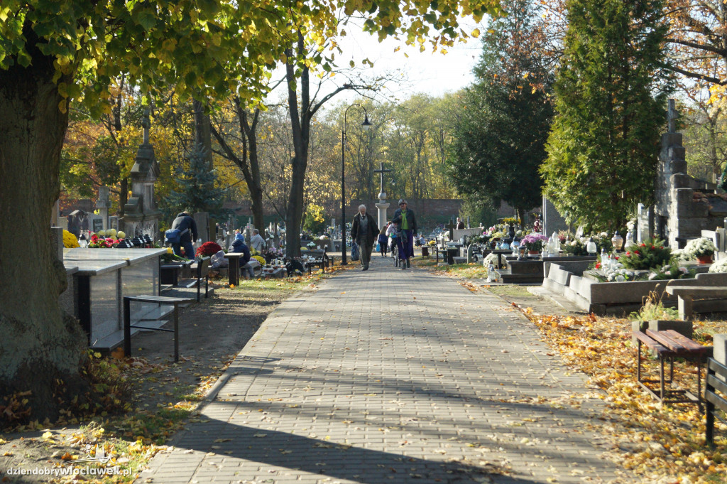 Włocławianie odwiedzają groby bliskich