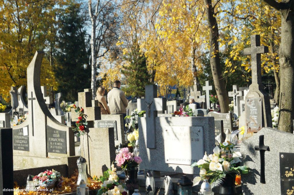 Włocławianie odwiedzają groby bliskich