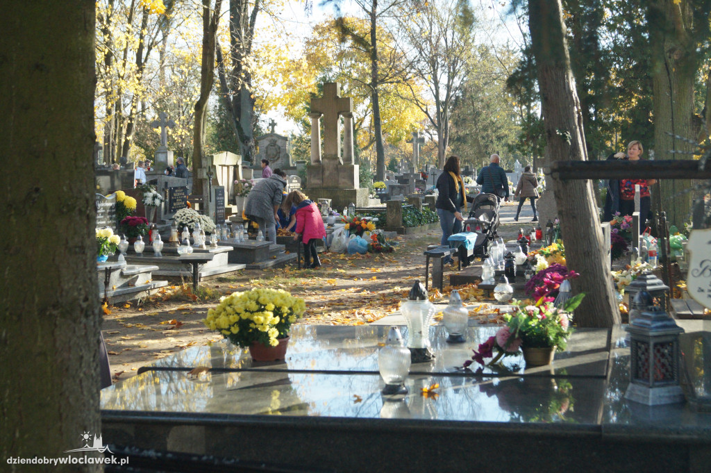 Włocławianie odwiedzają groby bliskich