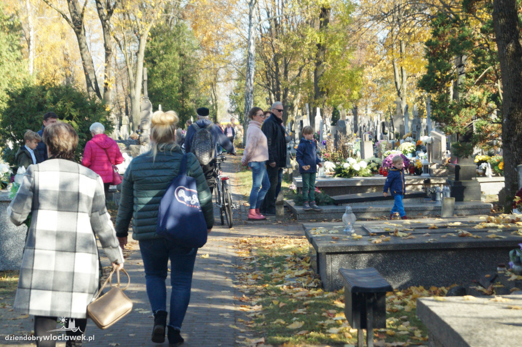 Włocławianie odwiedzają groby bliskich