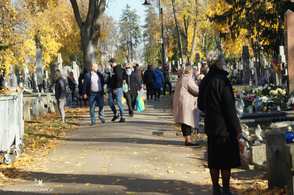 Włocławianie odwiedzają groby bliskich